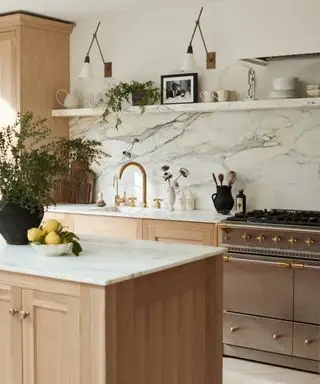 cucina moderna finitura legno con finiture mix metallo