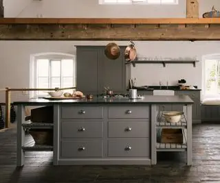 Moderna isola da cucina in stile rustico con ampi ripiani su entrambe le estremità