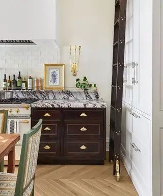 Combina e abbina il mobile da cucina con bancone in marmo e mobile in legno