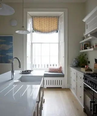 cozinha com fogão a gás e fogão