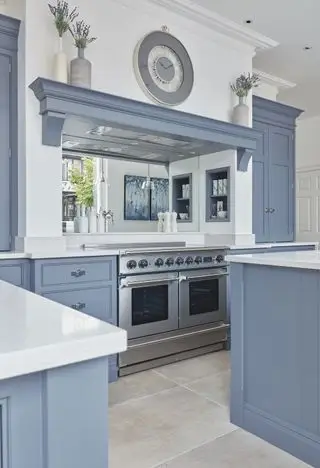 cozinha azul com ilhas duplas, armários pintados de azul, bancada branca