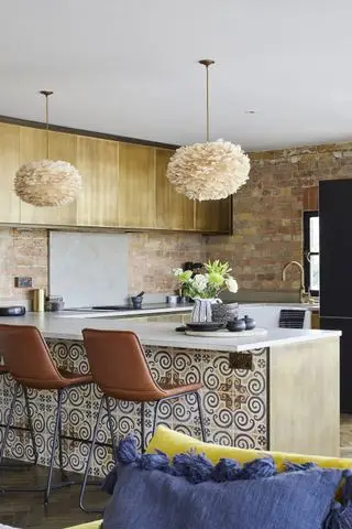 pequena cozinha com península de azulejos e bancos de couro