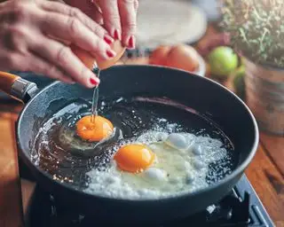 주철 프라이팬으로 계란 요리하기