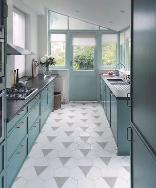 Cuisine américaine avec carrelage gris et blanc