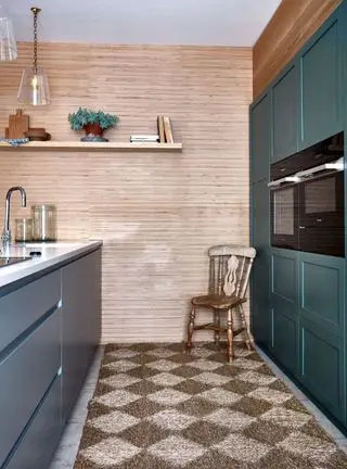Cuisine d'office avec armoires bleues et turquoise