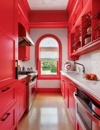 Cuisine d'office avec armoires peintes en rouge