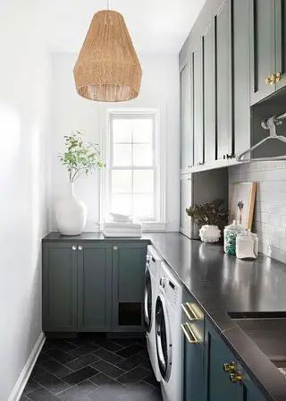 Idées de petites buanderies en forme de L dans un décor blanc avec des armoires peintes en gris-bleu foncé.