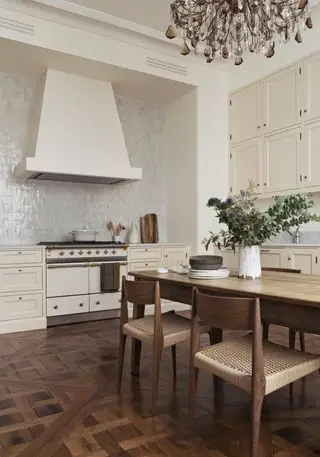 カントリースタイルのベージュのキッチン