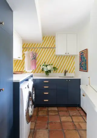 blått vaskerom med gul stripetapet terrakottafliser