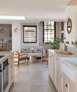 růžová kuchyně s více sedadly a obývací částí