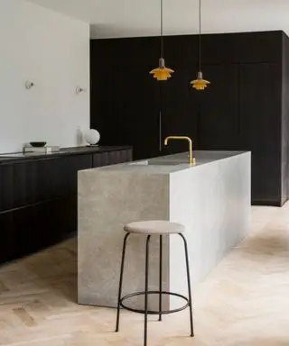 cozinha estilo japandi com ilha e balcão de concreto