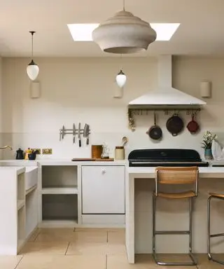 Cozinha neutra japonesa com várias luminárias