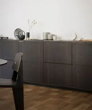 cozinha japonesa preta com acessórios e decoração