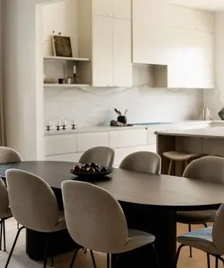 cozinha japonesa moderna com grande mesa de jantar