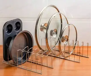 Tampas de panelas no suporte para pratos