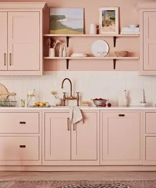 ארונות מטבח ורודים עם כיסוי אחורי עם אריחים לבנים