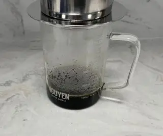Cafetière vietnamienne phin avec carafe en verre en dessous