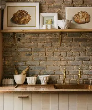 Cucina rustica moderna con muro di mattoni