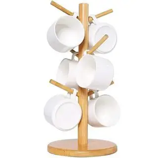 Un árbol de tazas de madera con tazas blancas encima.