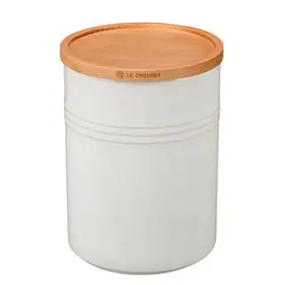 Bote de gres Le Creuset sobre un fondo blanco.