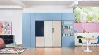 freezer marinho, branco e azul em uma grande área de cozinha em plano aberto - samsung
