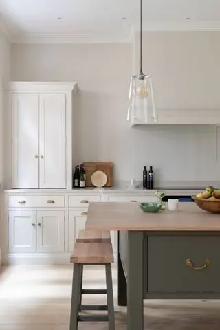 Cocina neutra con isla gris de Humphrey Munson