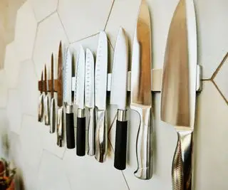 Nože na magnetickom stojane na nože