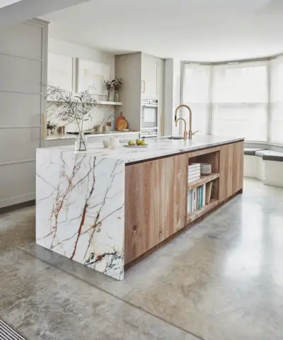Ideen für eine Pantryküche mit Salbeigrün und Holzboden