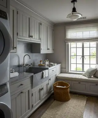 buanderie avec banquette sous fenêtre