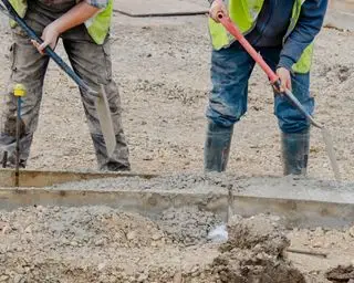 פועלי בניין הנחת בטון