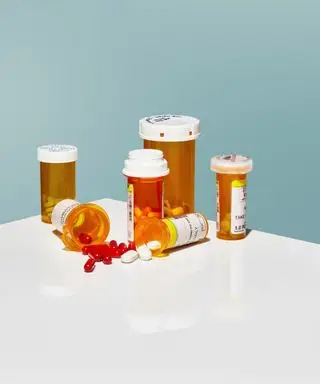 オレンジ色の薬瓶のコレクション