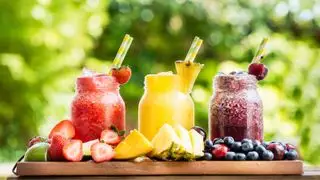 Drei Fruchtslushies – Erdbeere, Ananas, gemischte Beeren