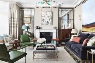 stue fra K&H Design med fargerik glasspendel og chinoiserie-lampe