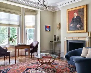 Lys stue med skrivebord og stoler