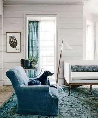 Simple stueideer med hvid shiplap-væg