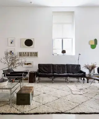 Salón beige con decoración minimalista y alfombra bereber