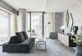 Apartamento moderno salón gris con sofá gris oscuro