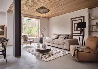 våningshus stue med tretak og krem sofa