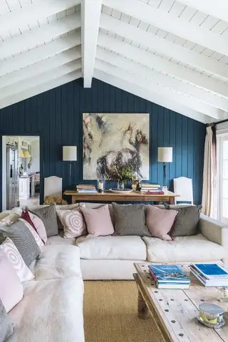Blå landstue med beige hjørnesofa
