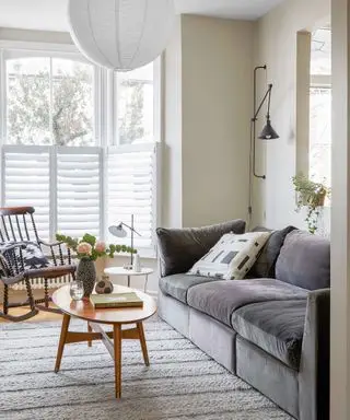 Skandinavisk stuedesign med grå sofa og hvit vegg