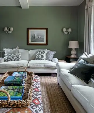 Grønn stue med hvit sofa og sisalteppe
