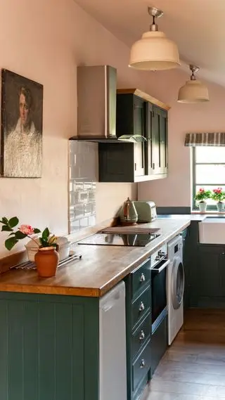 różowo-zielona kuchnia od Farrow and Ball
