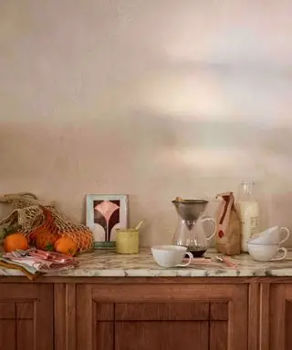 bancada de cozinha inspirada no sul da França, preparação de café da manhã