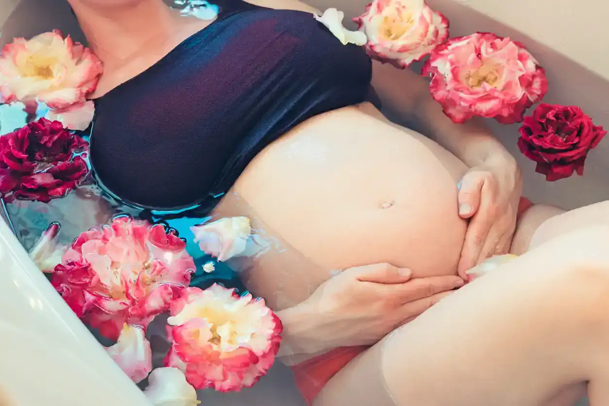 Pregnant womat at home