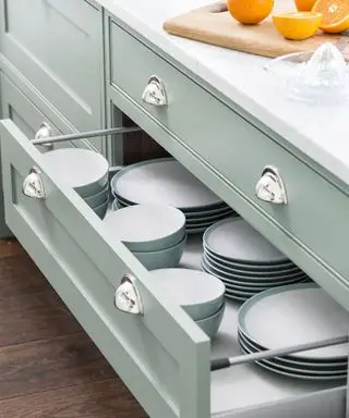 Tiroirs de cuisine verts pour ranger la vaisselle