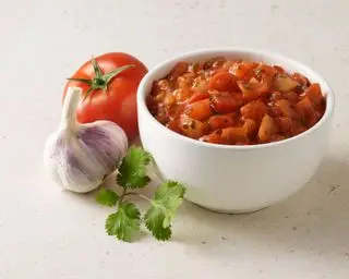Salsa in einer weißen Schüssel auf dem Tisch