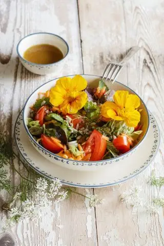 Kapuzinerkresseblüten in einem Salat