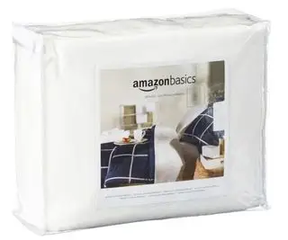 Amazon Basics madrasbeskytter i tasken på en hvid baggrund