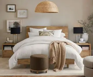 Pottery Barn møbler i et soveværelse.