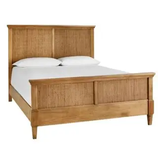 Marsden Patina Wood Finish Wooden Cane Queen Bed mod en hvid baggrund.